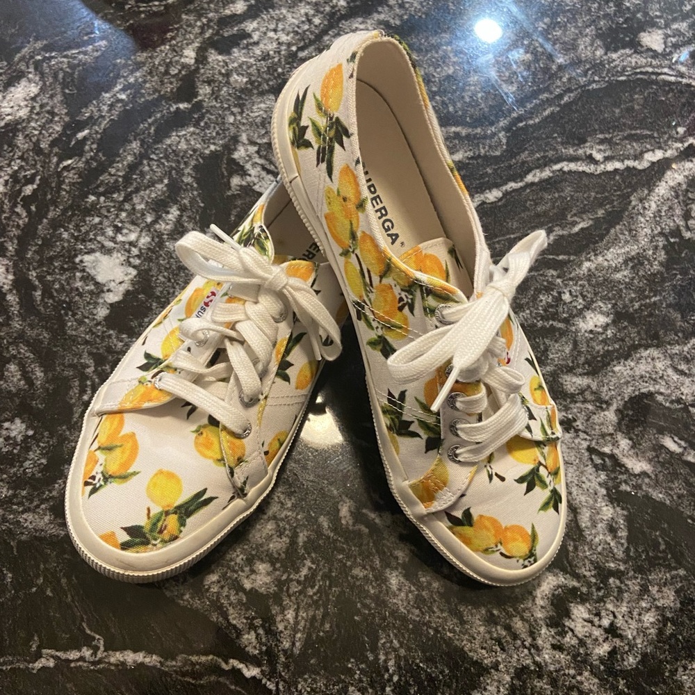 Woman’s Lemon Superga sneaker